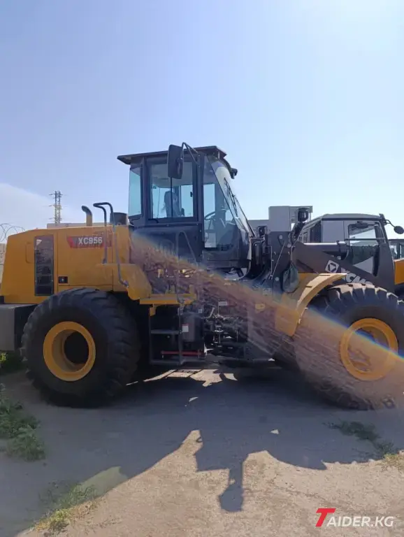 Фронтальный погрузчик XCMG XC956.