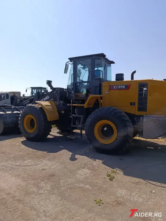 Фронтальный погрузчик XCMG XC956.