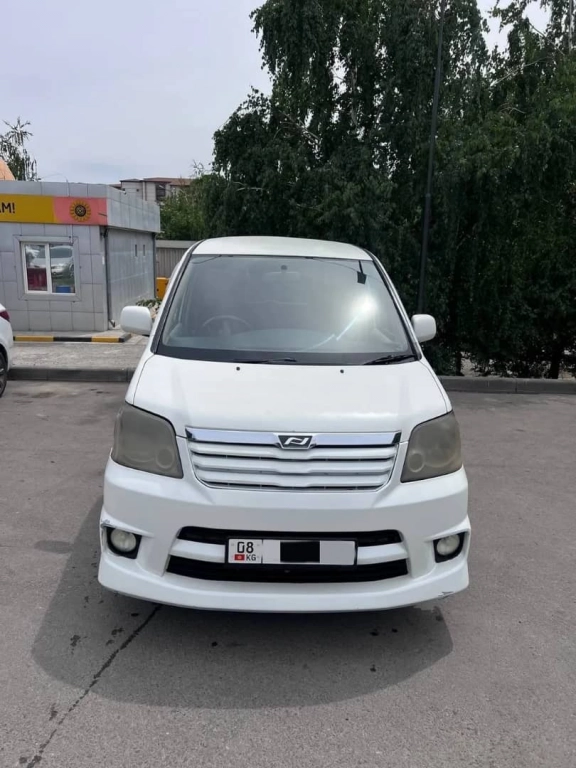 Toyota Noah, 2004, 2.0