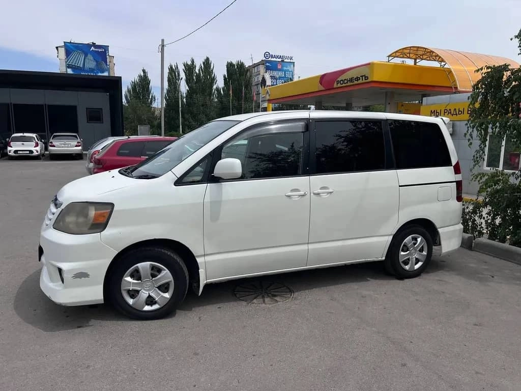 Toyota Noah, 2004, 2.0