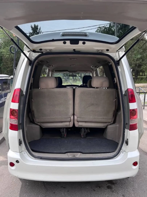 Toyota Noah, 2004, 2.0