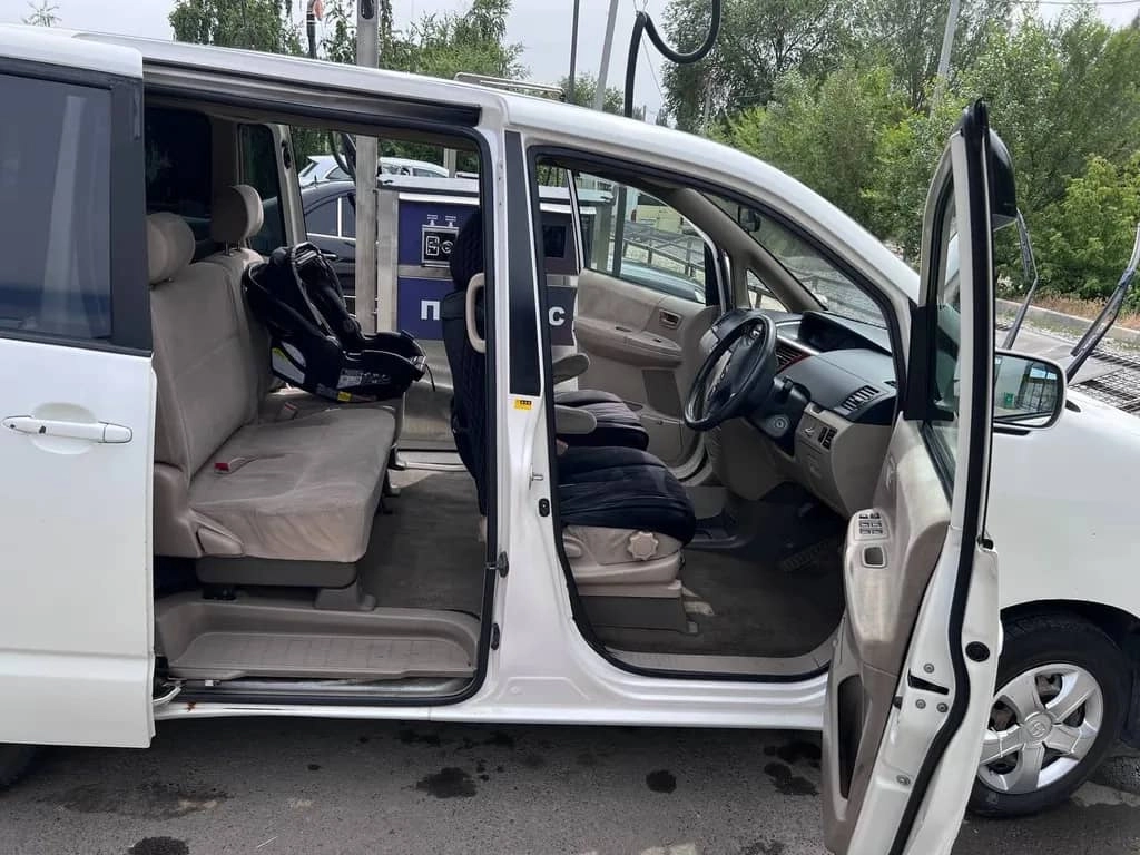 Toyota Noah, 2004, 2.0